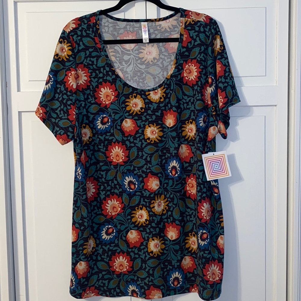 🌺NWT LULAROE CLASSIC T🌺